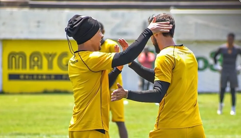 Michael Ortega (izq.) y Luciano Ursino en un entrenamiento del Tigre en Achumani. Foto: club The Strongest