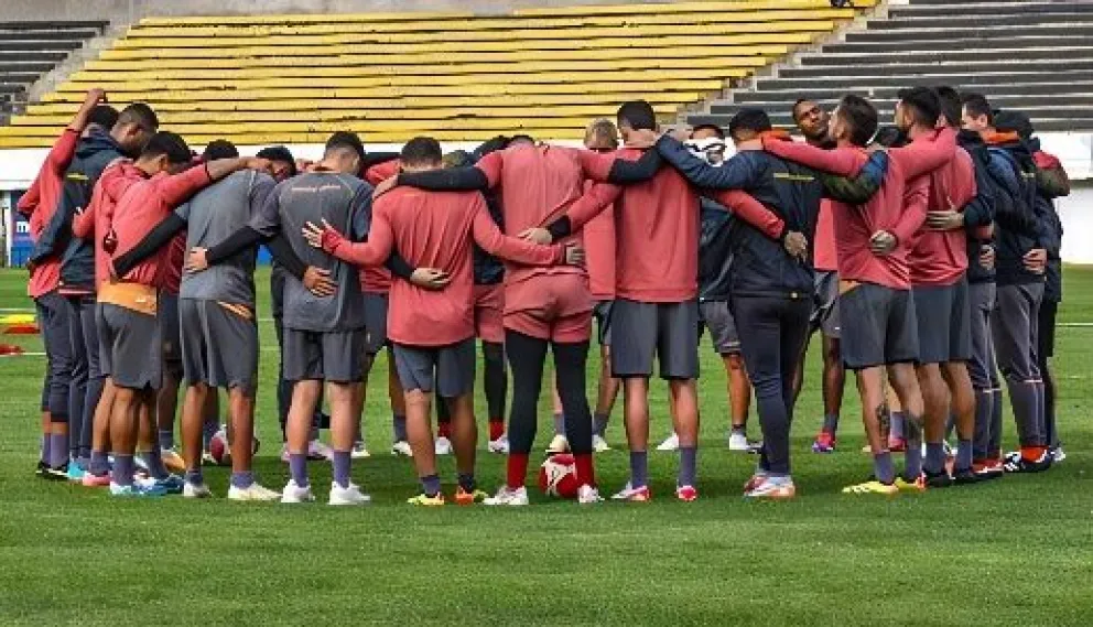 Jugadores y cuerpo técnico del Tigre reunidos en su cancha antes de empezar un entrenamiento. Foto: club The Strongest.