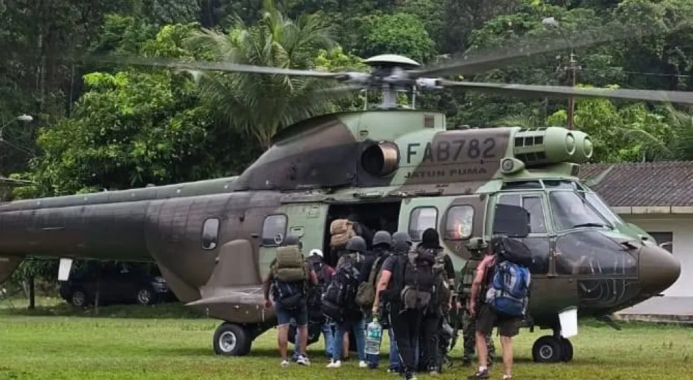 El supuesto grupo de policías que participaron en el presunto atentado contra Evo Morales, salen del cuartel de la Novena División. Foto: RKC