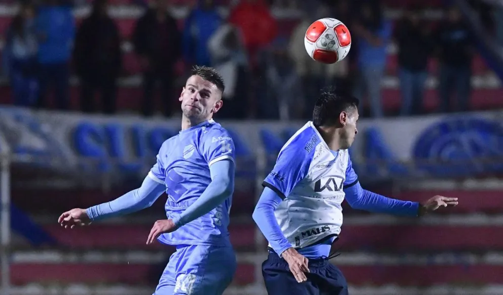 Orihuela (izq.) durante el partido del sábado contra Blooming. Foto: APG.