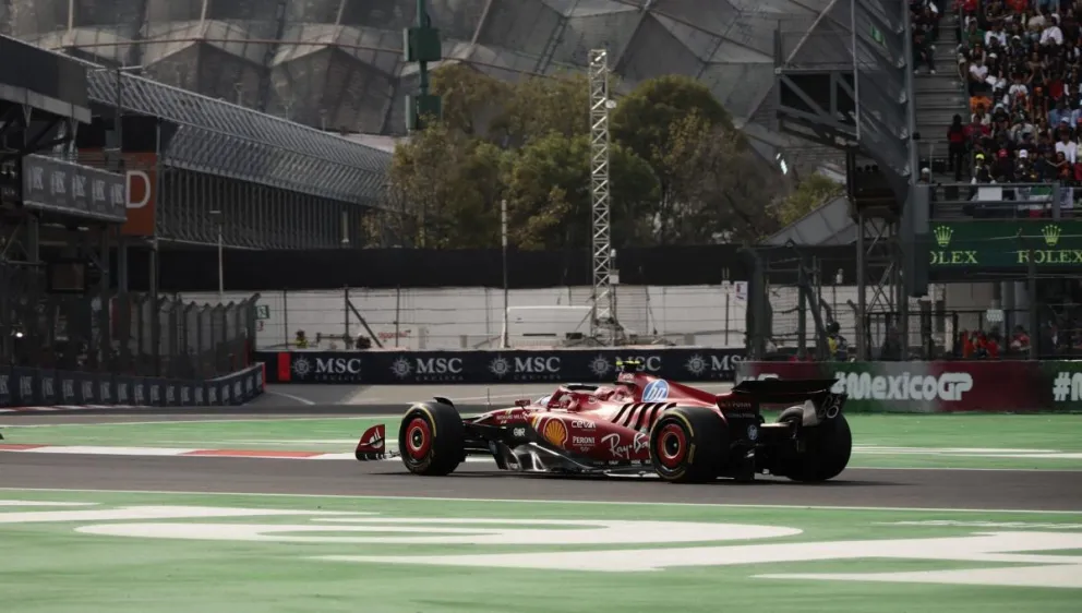 El piloto español Carlos Sainz conduce su Ferrari en las últimas vueltas del Gran Premio de México. Foto: EFE