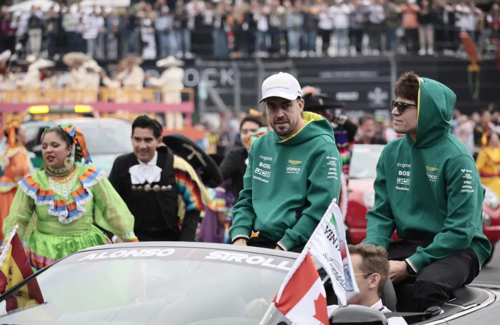 Los pilotos del equipo Aston Martin, Fernando Alonso (izq.) y Lance Stroll participan de la ceremonia protocolaria en el Gran Premio de México. Foto: EFE