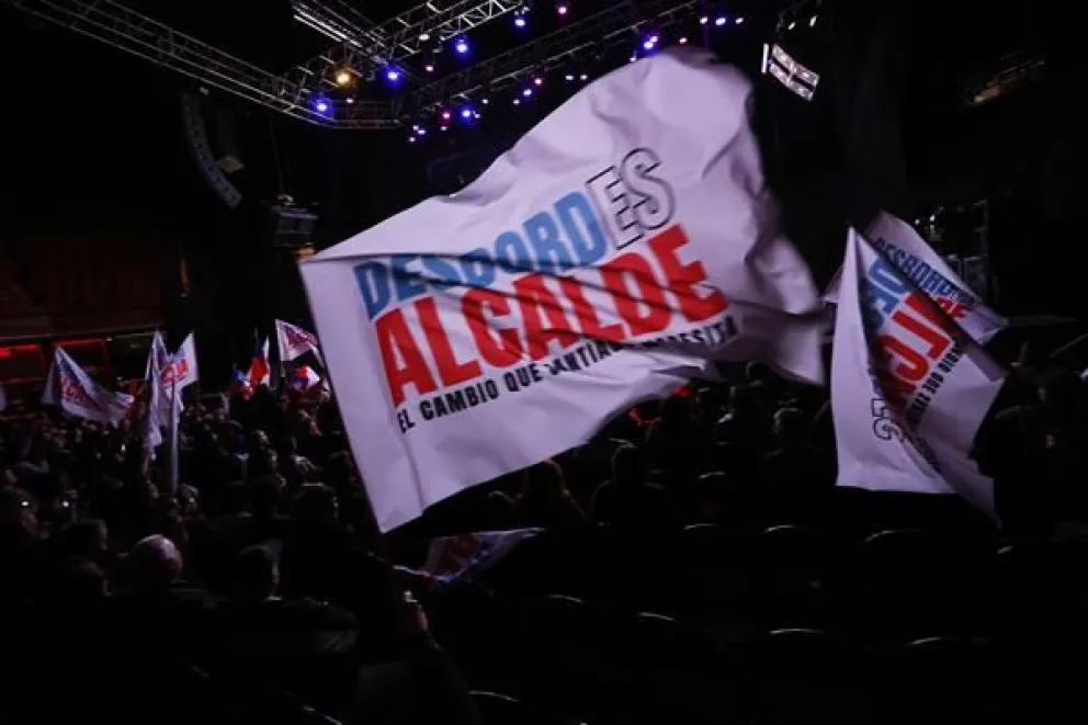 Fotografía de archivo de personas que participan en un cierre de campaña del candidato por el partido Renovación Nacional, Mario Desbordes, este miércoles en Santiago (Chile). EFE/ Elvis González
