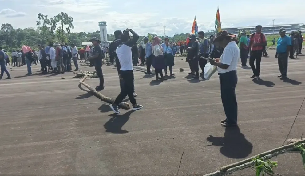 Bloqueadores "evistas" en la toma del aeropuerto de Chimoré, serán denunciados por dañar la pista. Foto: Captura de video.