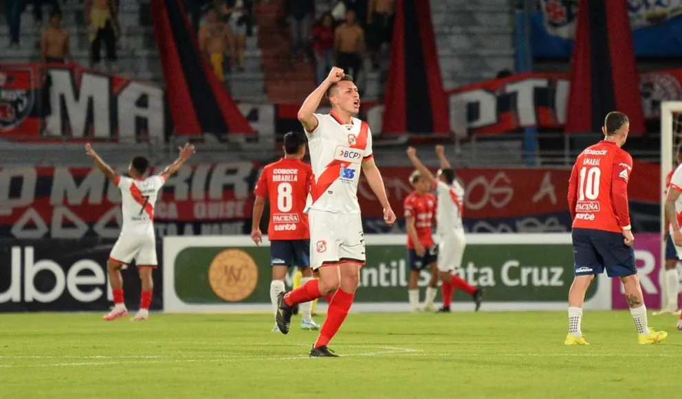 Luis Demiquel, defensor de Nacional, festeja el transitorio triunfo de su equipo ante Wilstermann. Foto: APG