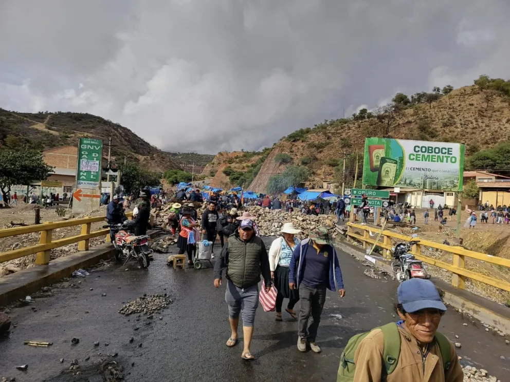 Pie de foto: Bloqueo en el puente Parotani, donde se aprehendió a varios “evistas”. Foto: RKC.