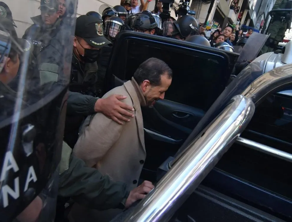 Camacho ingresa enmanillado a un vehículo. Foto: APG 