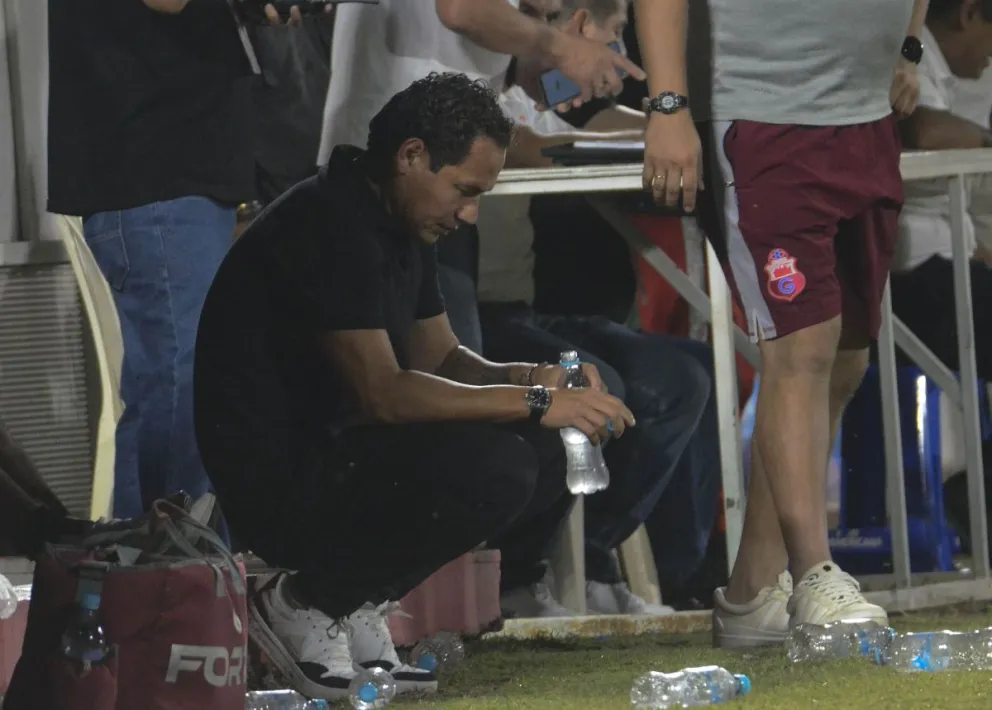 Gualberto Mojica busca explicación a la derrota del domingo contra Independiente. Foto: APG