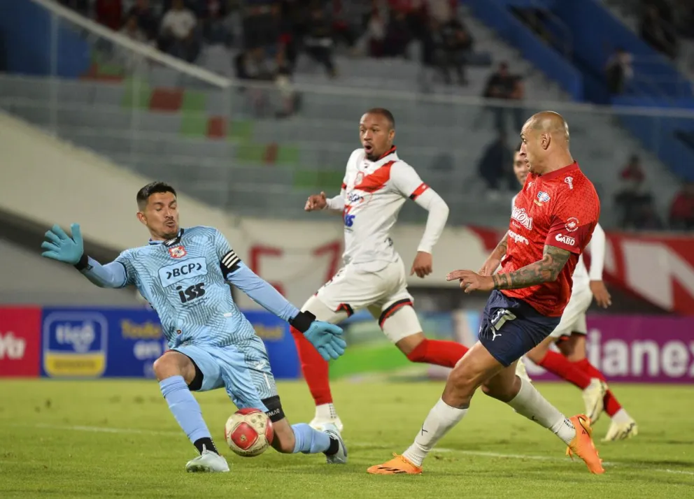 Una incidencia del juego entre Wilstermann y Nacional Potosí. Foto: APG