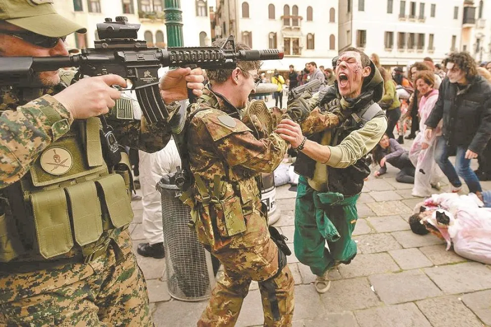 Una marcha de zombies en el exterior. Foto: cuenta de Facebook de la marcha zombie