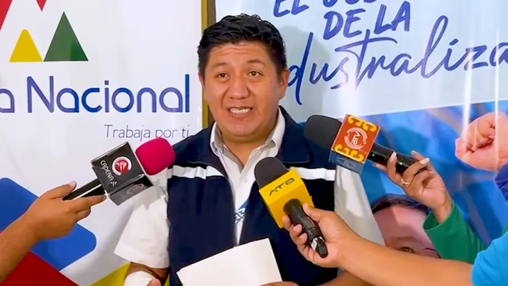 El gerente regional de la Aduana Santa Cruz, José Luis Mollinedo, explica los alcances que tiene la norma para la internación de divisas y mercancías. foto. Aduana Nacional 