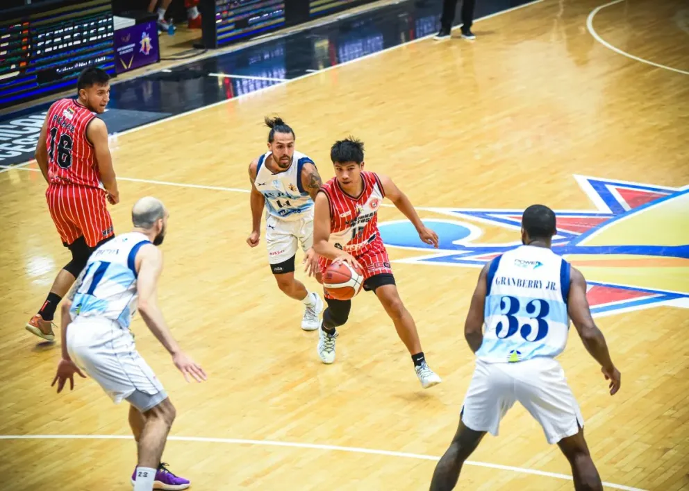 Incidencia del partido entre Nacional Potosí (de rojo) y Deportivo San José. Foto: FIBA América.