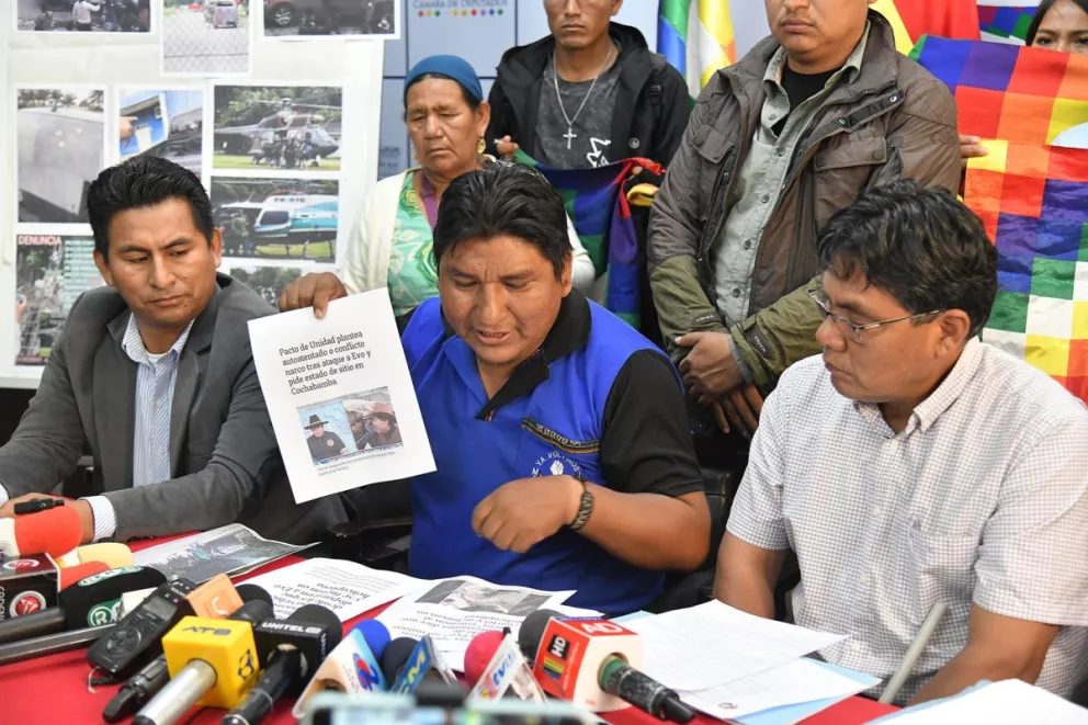 El dirigente CSUTCB y ejecutivo federación Única Centrales Unidas, Vicente Choque (c), muestra un documento en una rueda de prensa este lunes, sobre el atentado que habría sufrido el expresidente de Bolivia, Evo Morales (2006-2019), en Cochabamba.