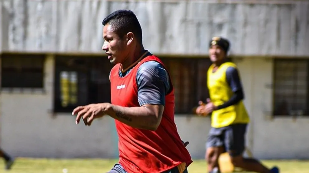 El defensor atigrado Carlos Roca en un entrenamiento en Achumani. Foto: club The Strongest