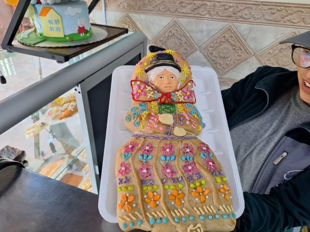 Una de las t’antawawas más grandes de la pastelería Lecker. Esta representa a una anciana y los adornos se hicieron con glaseado. FOTO: Jorge Soruco / Visión 360