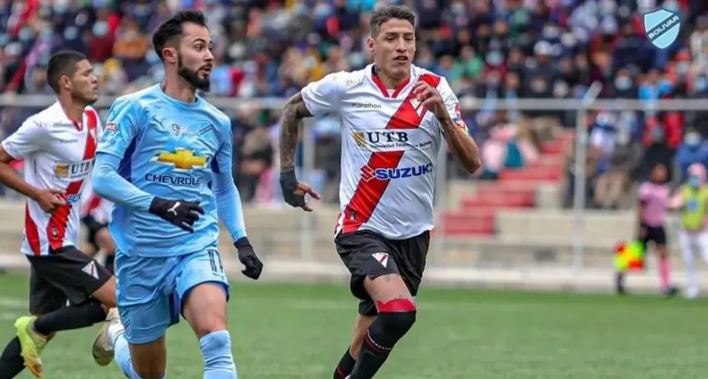 Bruno Sávio (izq.), de la Academia, corre junto a Nelson Cabrera, durante un partido en El Alto. Foto: Club Bolívar.