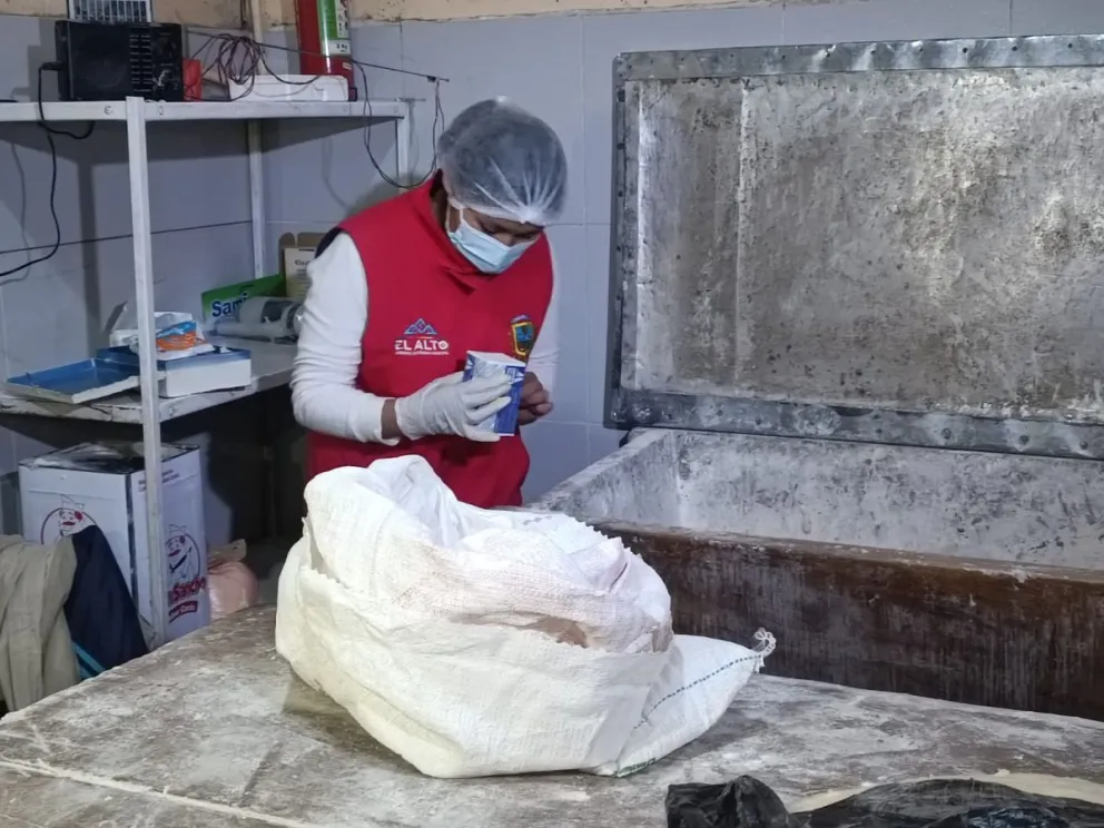 Una de las uncionarias revisa las condiciones de los insumos.    Foto: GAMEA