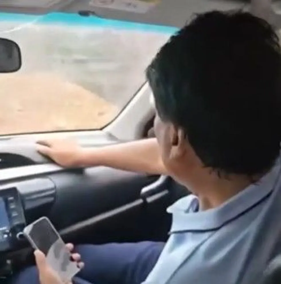 El expresidente Evo Morales en el vehículo en el que supuestamente fue atacado. Foto: captura