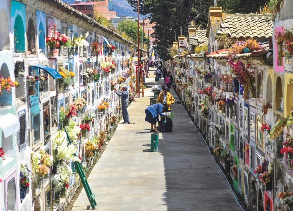 Visitantes en uno de los pabellones del Cementerio General de la ciudad de La Paz. Foto: Juan Quisbert