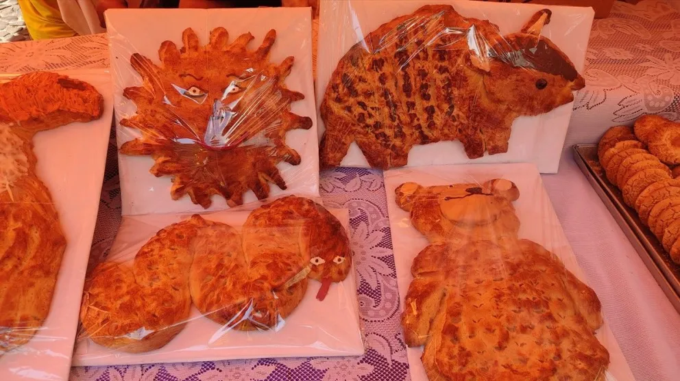 Artesanas elaboraron panes en forma de animales en la “Feria Tradicional de Todos los Santos y los Fieles Difuntos”. Foto: Prensa Javier Escalier
