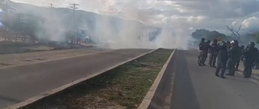 Una imagen del desbloqueo policial, los efectivos se replegaron a Samaipata. Foto: Unitel
