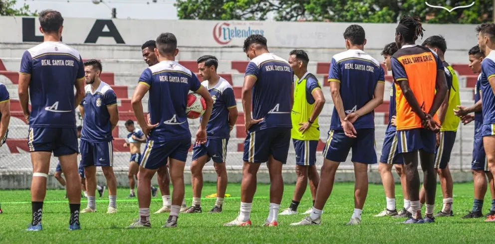 El conjunto blanco previo a un entrenamiento. Foto: Real Santa Cruz.