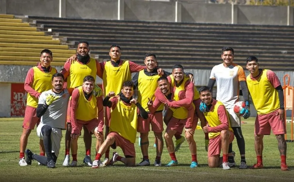 Los jugadores del Tigre posan al finalizar uno de sus entrenamientos en su estadio de Achumani. Foto: club The Strongest