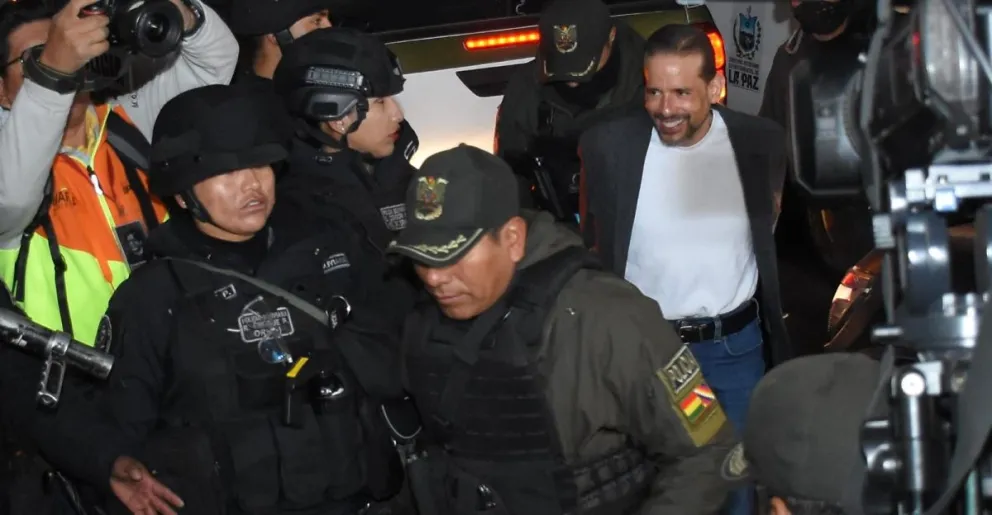 El gobernador Camacho, esta mañana, antes de ingresar al juzgado. Foto: APG