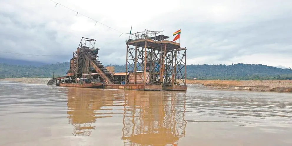 Draga china en la orilla del río Kaka, en el departamento de La Paz, para la extracción de oro en grandes cantidades. Foto Agencia de Noticias Ambientales