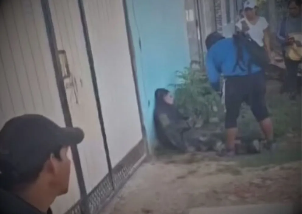 El policía herido, con uno de los bloqueadores que lo increpa. Foto: Captura de video