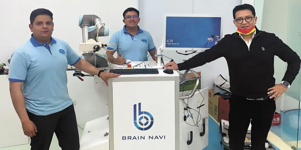 Nelson Farfan Espada (derecha) con e equipo NaoTrac. Foto: Nelson Farfán