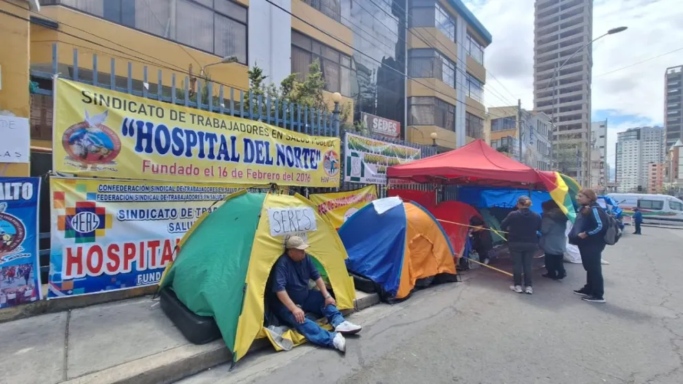 La huelga instalada en puertas del Sedes, en la calle Capitán Ravelo. Foto: Carlos Quisbert