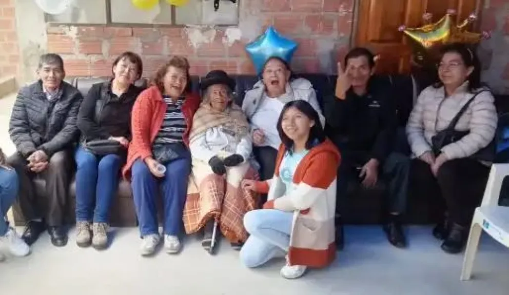 Cesaria Condori Incacari rodeada de sus familiares. Fotos: AMUN