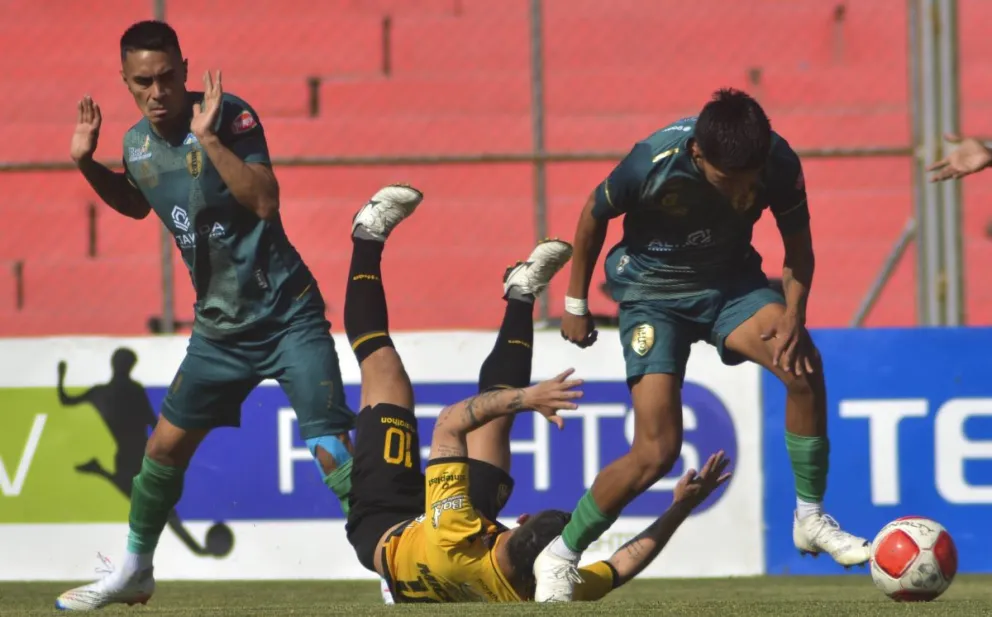 Una incidencia del partido jugado en Tarija entre Real Tomapayo y The Strongest: Foto: APG