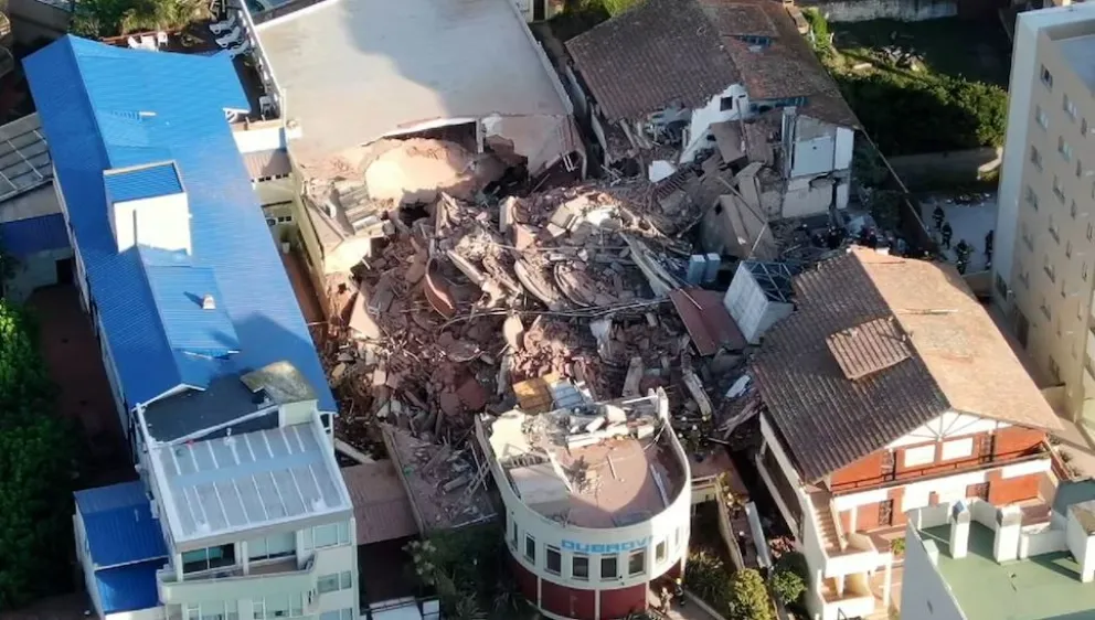 El edificio de diez pisos, donde funcionaba el Apart Hotel Dubrovnik, derrumbado. Foto: Infobae