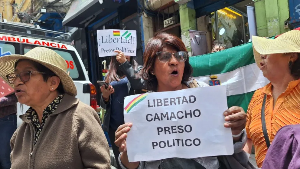 Protestas contra el juicio, en las afueras del juzgado. Foto: Carlos Quisbert / Visión 360