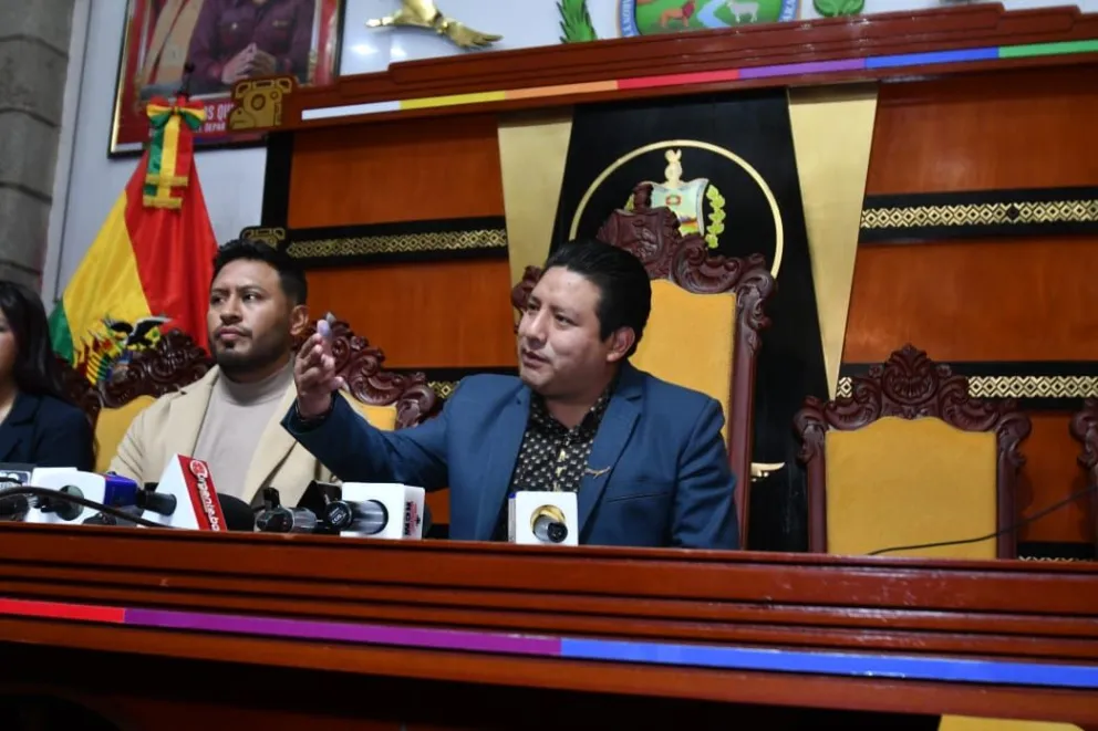 El gobernador del departamento de La Paz, Santos Quispe, brinda conferencia de prensa. Foto: APG