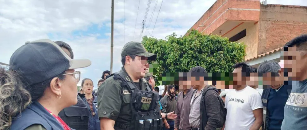 La delegada defensorial y la Policía dialoga con los bloqueadores en Mairana. Foto: Defensor del Pueblo