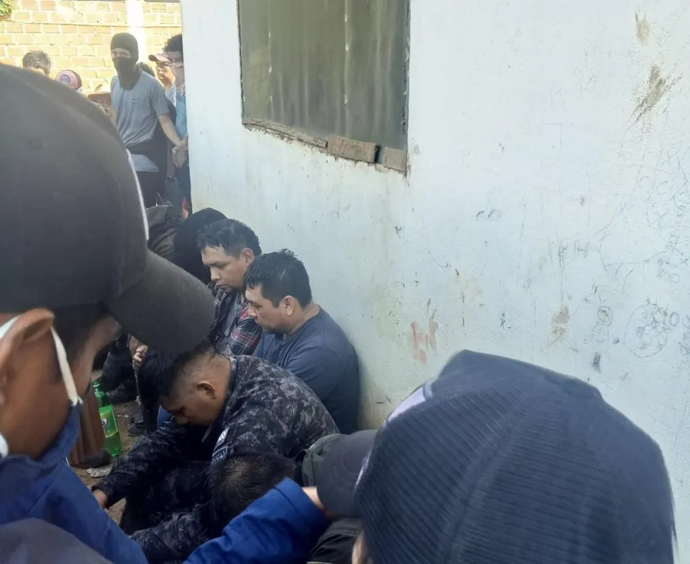 Los periodistas fueron tomados por los manifestantes afines al expresidente Evo Morales. Foto: DTV