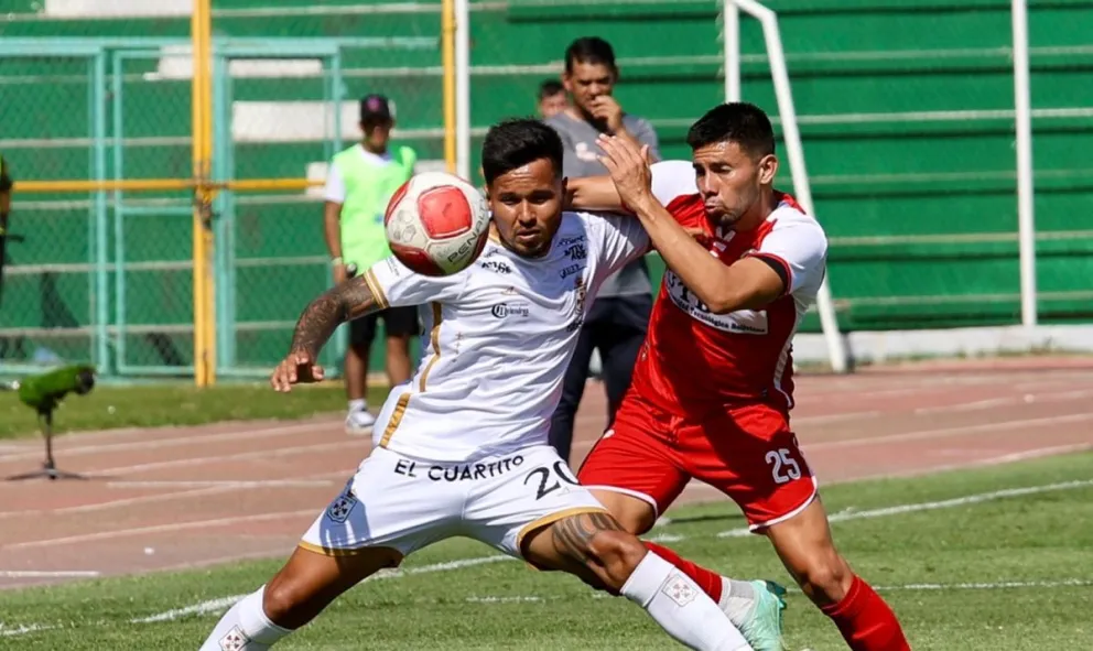 Vaca (20), de Real Santa Cruz, lucha por la pelota con Ribera, de Universitario. Foto: APG.