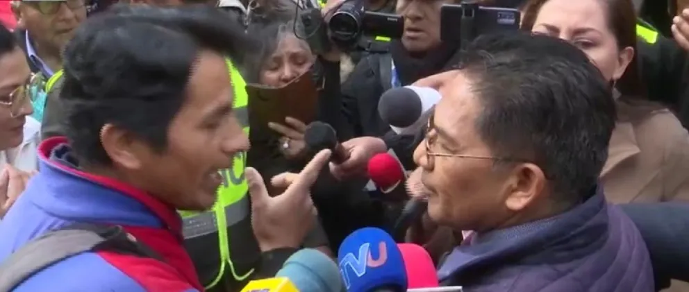 Un comerciante increpa al viceministro de Defensa del Usuario y Consumidor en la Ganrita de Lima, en La Paz. Foto: radio Continental.