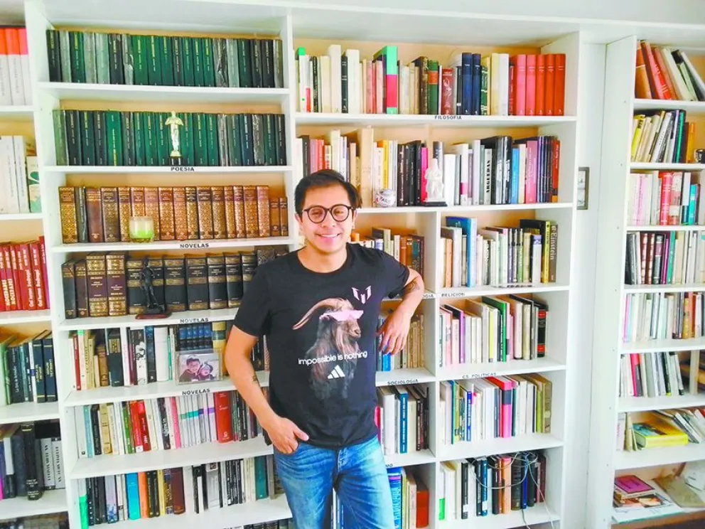 Ignacio Vera de Rada recibió a Visión 360 en su biblioteca personal, donde tiene textos tanto de sus profesiones como filosofía, literatura y de divulgación científica.  FOTO: Jorge Soruco / Visión 360