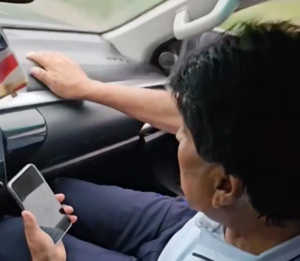 Evo Morales sostiene un celular, durante la supuesta persecución.
