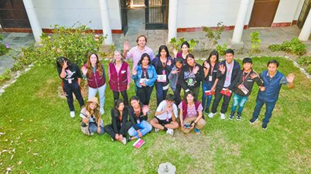 Los participantes en el programa, junto a los coordinadores, tras una reunión. FOTO: TdHS