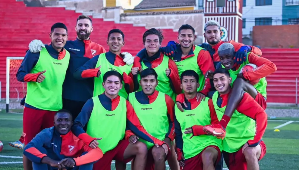 Jugadores de la banda roja tras un entrenamiento. Foto: Club Always Ready.
