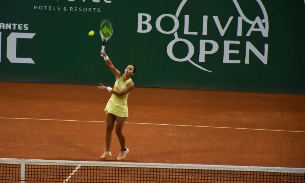 Zeballos hace una devolución en su encuentro con Strakhova. Foto: Bolivia Open.