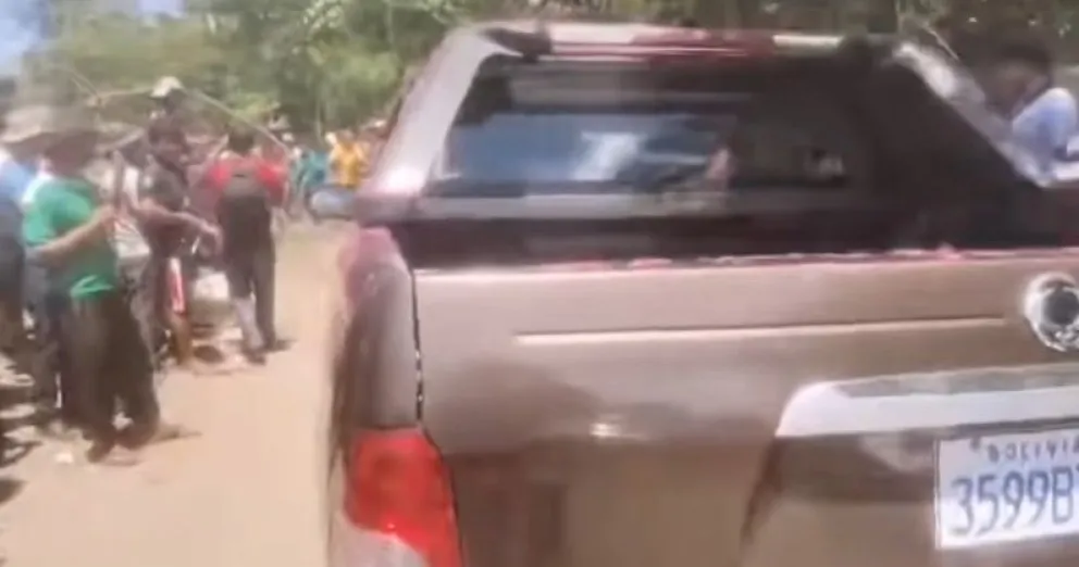 Los productores de coca revisan uno de los vehículos. Foto: captura radio Kawsachum Coca