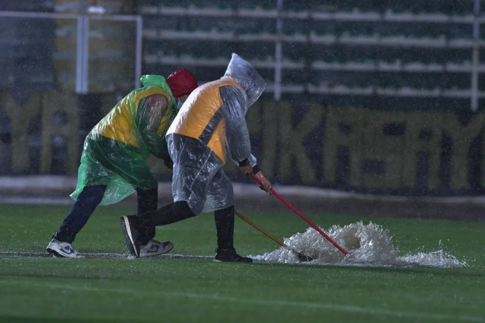 Empleados de la Gobernación retiran el exceso de agua en la cancha con haraganes. Foto: APG