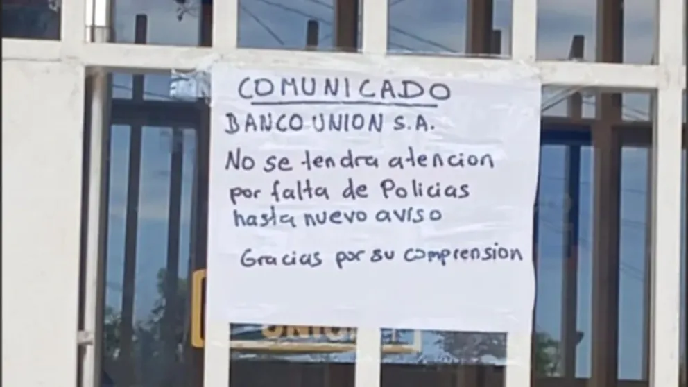 El comunicado que colocaron en la puerta del Banco Unión. Foto: Red Uno