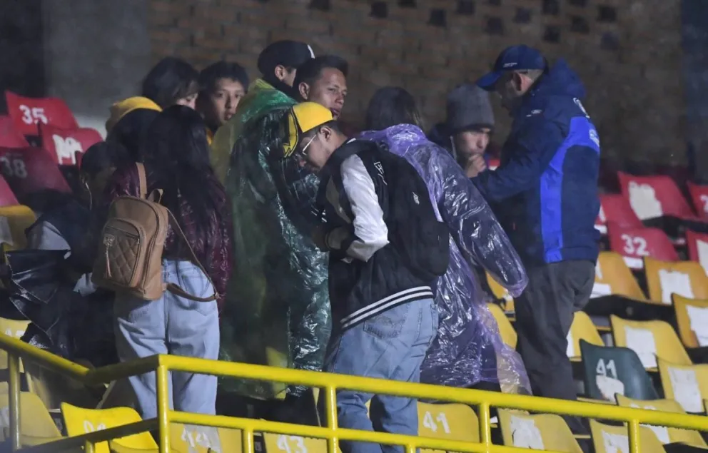 Hinchas del Tigre abandonan las graderías del Hernando Siles tras conocer la suspensión del partido. Foto: APG